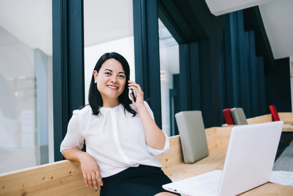 Empresaria mexicana usando servicios financieros