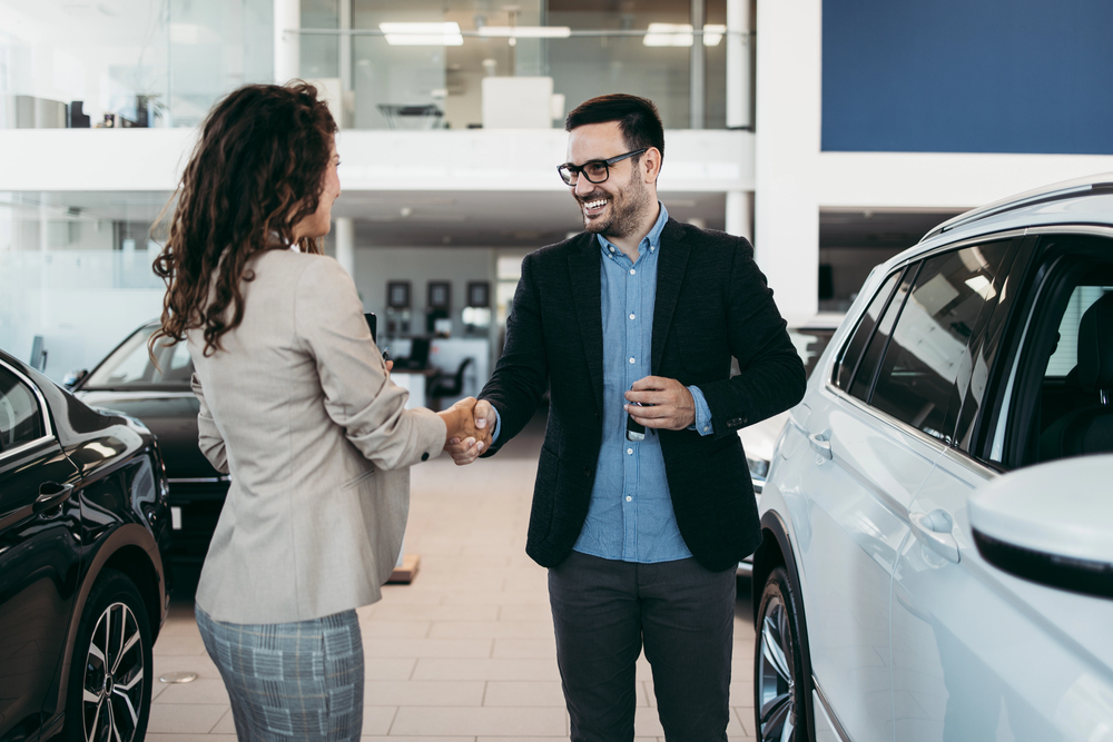 Cliente cerrando trato de arrendamiento automotriz con We Lease