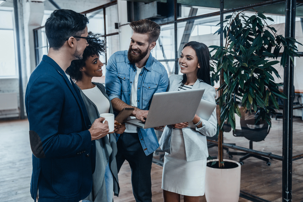 Equipo profesional trabajando con tecnología